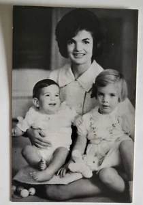 Vintage 1961 RPPC JACKIE KENNEDY MIT JOHN JR & CAROLINE - Bild 1 von 2