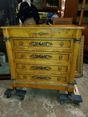 Cómoda antigua ojo de pájaro de arce con detalles de latón hechos a mano Foto 1 de 4