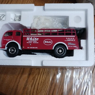 Camión 1/34 First Gear 1953 blanco 3000 estacas camión rojo grande 19-2084 nuevo en caja Foto 1 de 4