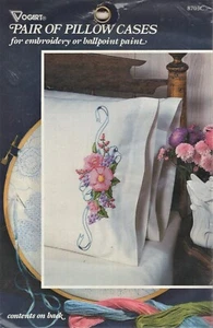 Vogart Paar gestempelte KISSENHÜLLEN Blumen Swag STICKEN Kreuzstich Neu in Verpackung 8703C - Bild 1 von 4