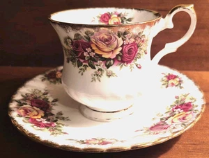 Elizabethan English Garden Fine Bone China Tea Cup And Saucer Gold Trimmed - Bild 1 von 11