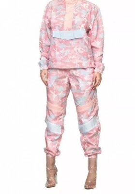 Kylie Jenner The Kylie Shop Candy Camuflaje Cortavientos Mono Chaqueta y Pantalones Foto 1 de 4