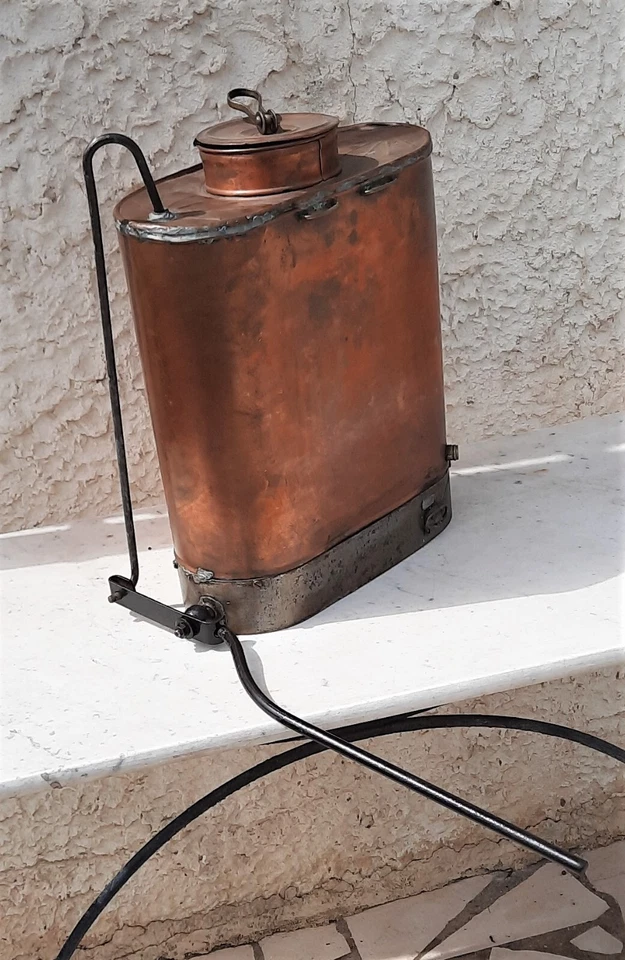 Ancien très beau pulvérisateur à dos en cuivre l'Européen Berthoud - Photo 1/4