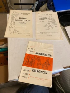 Lot of Civil Defense pamphlets or booklets 1958 1959 Emergency Sanitation - Foto 1 di 7