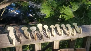 LOTTO DI 11 FERRAMENTA ANTICA PER PERSIANE PER CASA IN GHISA - Foto 1 di 23