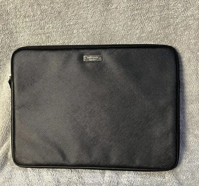 Funda acolchada con cremallera para portátil Kate Spade New York de cuero negro de 13" Foto 1 de 4