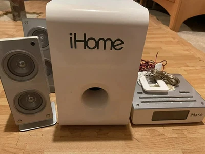Subwoofer iHome iH52W con par de altavoces estéreo con estación de acoplamiento Foto 1 de 4