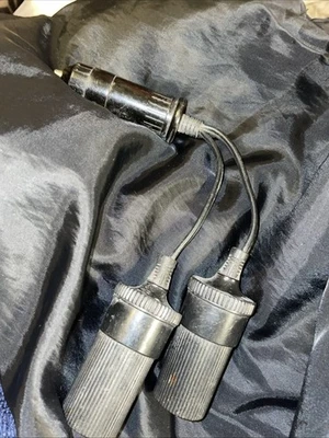 Enchufe Hella a un adaptador de enchufe de encendedor triple Foto 1 de 3