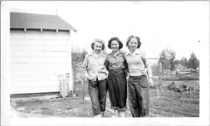 Pretty Sweet Cute Women Farm Snapshot Americana Fashion 1948 Vintage Photo - Picture 1 of 2