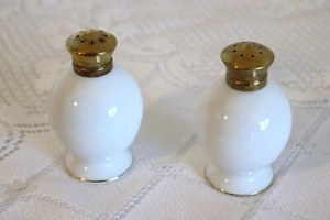 SANGO LARCHMONT JAPAN NO DECAL 8-Hole 3 1/4"h Salt / Pepper Shakers - Picture 1 of 5