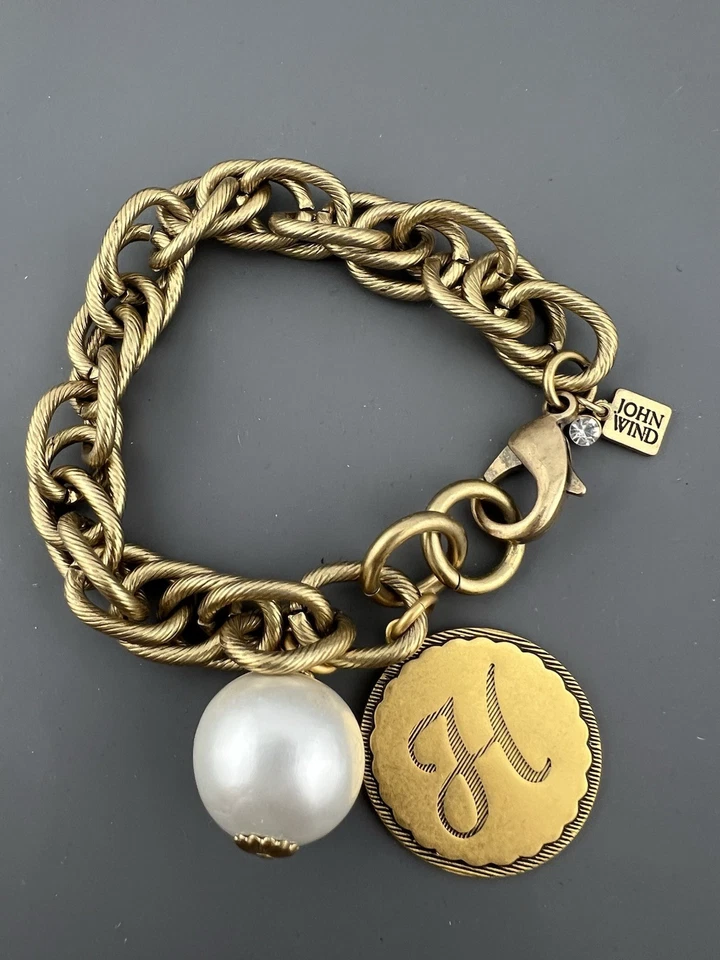 Pulseira Berloque John Wind Sorority Gal Monograma Inicial Pérola Falsa Tom Dourado 7,25 - Imagem 1 de 4