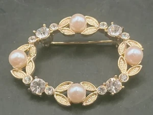 ✨ Vintage Brosche mit Kunstperlen & Strass Kranz - goldfarbene Eleganz ✨ - Bild 1 von 9