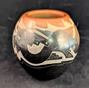 Santa Clara Pueblo Avanyu Pottery Sammy Naranjo 3.25" Signed Mini Vase & COA - Picture 1 of 10