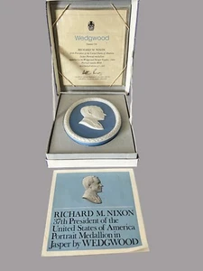 RICHARD NIXON WEDGWOOD JASPER LIMITED EDITION PORTRAIT MEDALLION - Picture 1 of 3