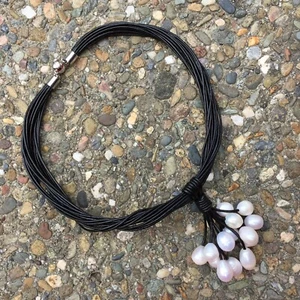 Collar de lirios marinos perlas de agua dulce cuero negro uva blanca racimo gargantilla - Imagen 1 de 4
