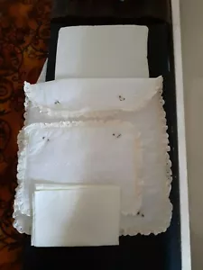 De Luxe Creme Broderie Anglais Bettwäsche Set für Silver Cross Oberon Puppenwagen - Bild 1 von 3
