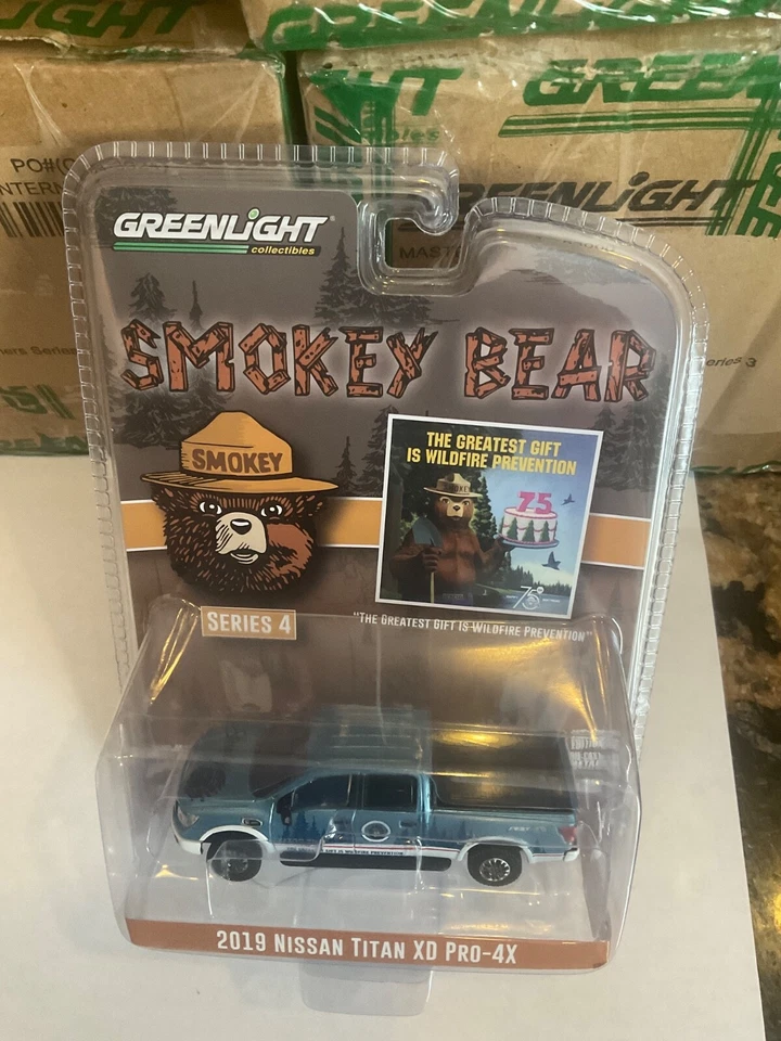 Camioneta Nissan Titan XD Pro-4X 2019 serie Smokey Bear Greenlight Foto 1 de 1