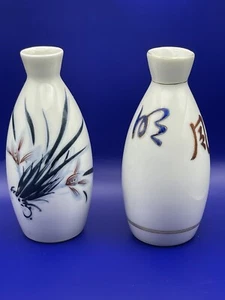 Deux bouteilles vase à saké floral hauteur 5" - Photo 1/8