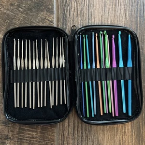 Boye Crochet Hook Set Lot Of 26 Hooks In Pink Zipper Case - Picture 1 of 4