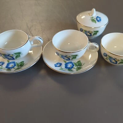 Azúcar con tapa, 3 tazas y 2 platillos. Blanco con flores azules. Borde dorado Foto 1 de 4