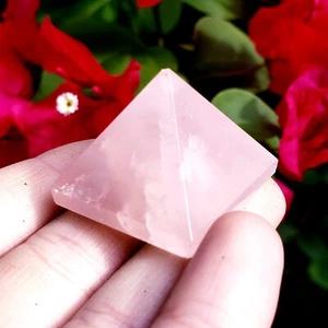 Piedra preciosa de curación de cristal natural de cuarzo rosa pirámide pulida - 1 pieza - Imagen 1 de 5