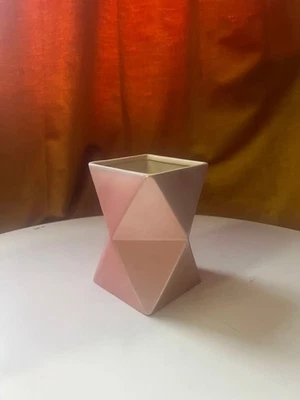Jarrón maceta West Elm hexagonal metálico rubor rosa floral Foto 1 de 4