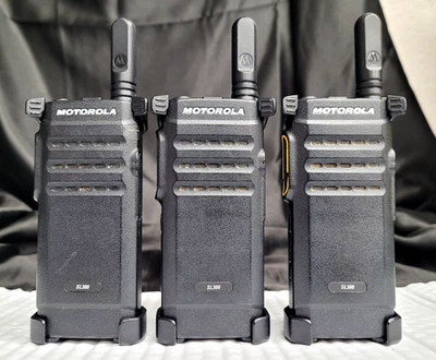 LOTE DE 3 ~ Radio Motorola SL300 UHF 99 Canales ~ Negro ~ Walkies y Fundas Foto 1 de 4