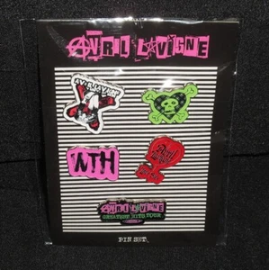 :: AVRIL LAVIGNE Greatest Hits Tour 2024 VIP PIN SET Merchandise concerto ufficiale NUOVO - Foto 1 di 1
