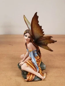 FAIRY HADAS ELFEN FEES FATA FATINA MARRONE CELESTE SEDUTA SU ROCCIA NO LES ALPES - Imagen 1 de 6