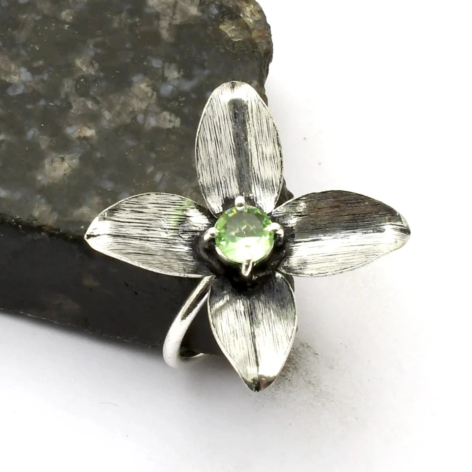 Anillo de flores étnico hecho a mano de piedras preciosas de peridoto joyería regalo EE. UU. talla 8,75 AR 41115 Foto 1 de 1
