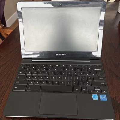 Samsung Chromebook 3  11.6"  16GB SSD, Intel Celeron N3060, 1.6ghz, 2GB XE501C13 - Image 1 of 4