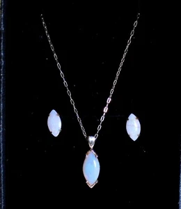 Beautiful Ladies 14K Gold 2 Carat Opal Earrings, Pendant & Necklace Set - Picture 1 of 3