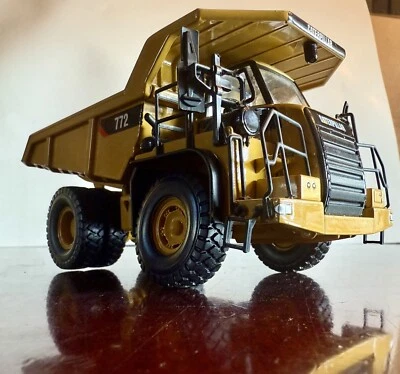 Camión de volteo todoterreno Caterpillar Cat 772 - Norscot escala 1:50 modelo #55147 Foto 1 de 4