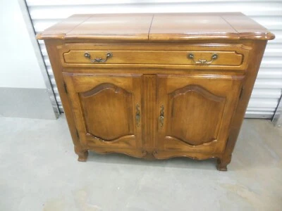 Aparador Ethan Allen Country Comedor Francés Abatible Superior Servidor Bar 26 6315 En muy buena condición Foto 1 de 4