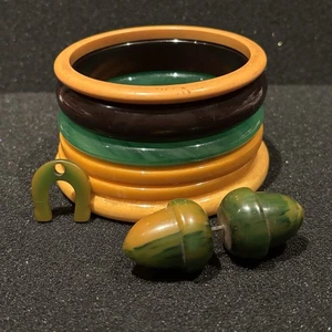 Lotto gioielli vintage in bachelite 4 bracciali pendenti spilla ghianda anni 30 altri 2 - Foto 1 di 6