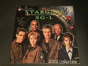 Raro calendario Stargate SG-1 Cast 2002 firmato da molti membri del cast in tutto - Foto 1 di 14