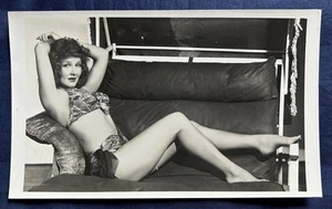 S/W Schnappschuss hübsche Frau Käsekuchen Pose Badeanzug Foto Vintage - Bild 1 von 2