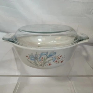 Pyrex England Dish Bowl/Lid Casserole Blue Iris Flowers Floral 8" Vintage Retro - Picture 1 of 12
