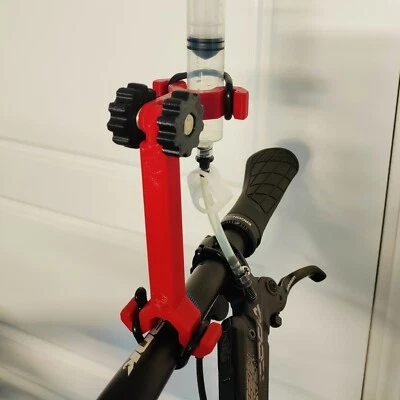 Strumento supporto siringa - cinghia ausilio sanguinamento freno MTB su supporto - di Steezy Printz - Immagine 1 di 4