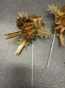 Christmas Floral Picks Corsage Package Pine On Gold Leaf Present Lot 5 Vintage - Picture 1 of 4