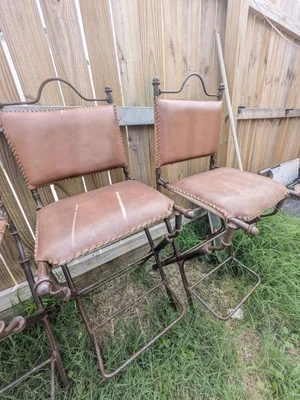 Juego de 4 taburetes de bar/contador modernos de cuero rústico y hierro forjado Mid Century Foto 1 de 2