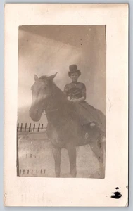 Stilvoll gekleidete Frau mit Zylinderhut reitet ein Pferd Seitensattel Reitsport RPPC - Bild 1 von 2