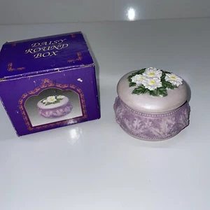 NOS Vintage Daisy Round Trinket Box Resin Purple Floral Daisies Lidded Leaves - Picture 1 of 11