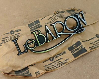 Chrysler LeBaron 1980 1981 emblema placa de identificación guardabarros o maletero nuevo en stock MoPar # 4175477 Foto 1 de 2