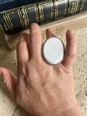 Anel oval branco folheado a prata De Luxe NYC/A’DAM - Imagem 1 de 4