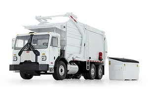 First Gear 10-4193 1:34 Peterbilt Model 520 Refuse Truck - Picture 1 of 2