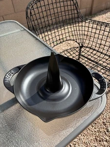 STAUB GUSSEISEN 9,5 ZOLL VERTIKALER HÜHNERBRÄTER MATTSCHWARZ HERGESTELLT IN FRANKREICH - Bild 1 von 13
