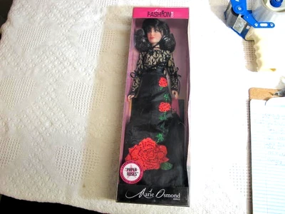 Carisma 2009 Marie Osmond 15" Muñeca de Moda Rosas de Papel Nuevo en Caja Foto 1 de 4