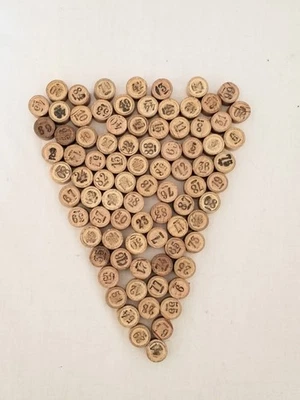 Jetons de loto ancien en bois . - Photo 1/3