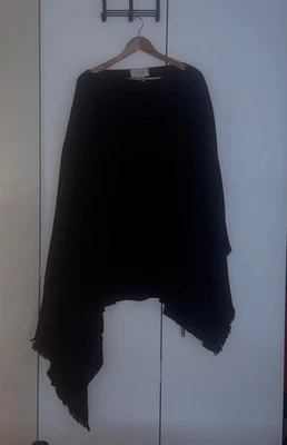 Capa de lana de yak negra Lemaire para hombre ajuste asimétrico. Sin defectos visibles.  Foto 1 de 4